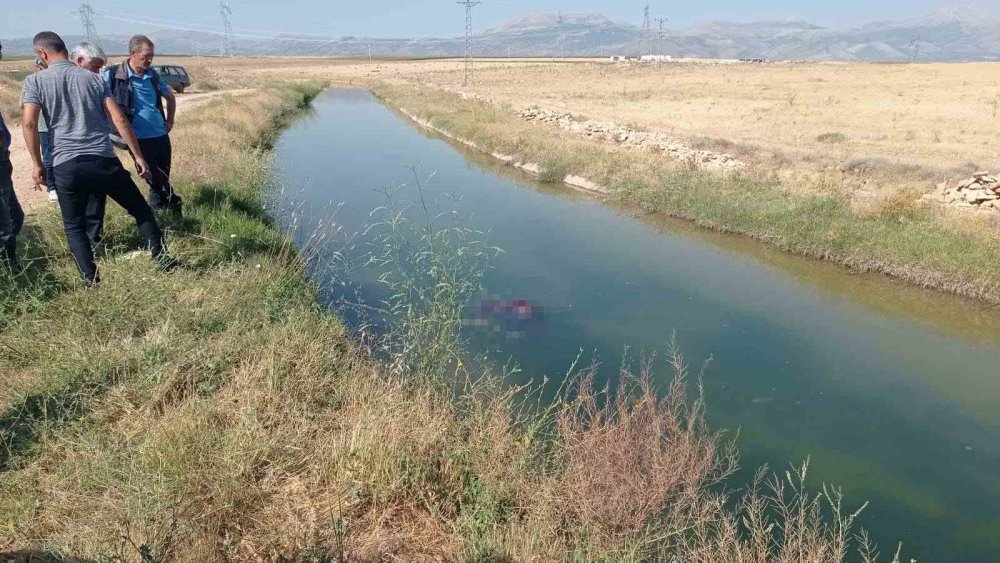 Karaman'da Feci Olay: Aracını Kurtarmaya Çalışırken Su Kanalına Düşen Sürücü Hayatını Kaybetti