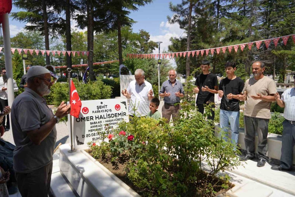 15 Temmuz'un Kahramanı Şehit Ömer Halisdemir'in Kabrine Ziyaretçi Akını