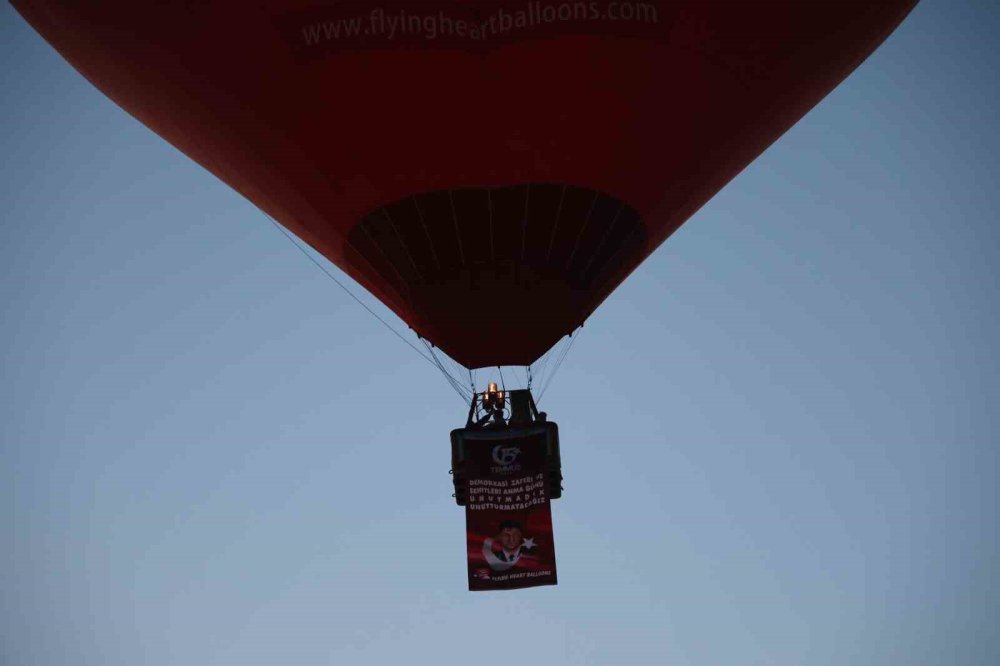 Kapadokya'da Sıcak Hava Balonları 15 Temmuz'da Türk Bayrağı ile Havalandı