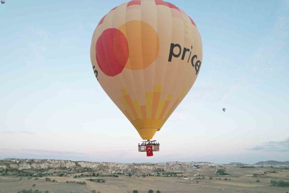 Kapadokya'da Sıcak Hava Balonları 15 Temmuz'da Türk Bayrağı ile Havalandı