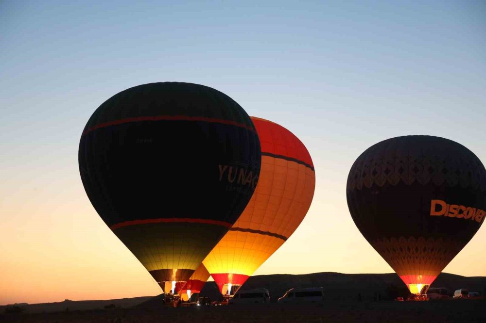 Kapadokya'da Sıcak Hava Balonları 15 Temmuz'da Türk Bayrağı ile Havalandı