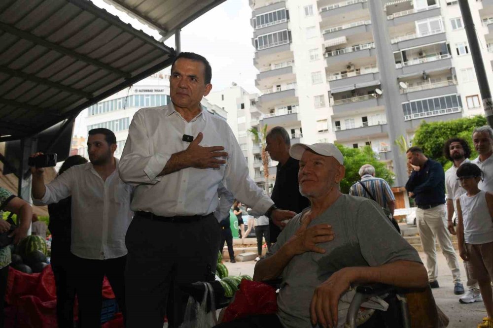 Yaka mikrofonuyla halkı ziyaret edip verdiği mesajla rezil oldu