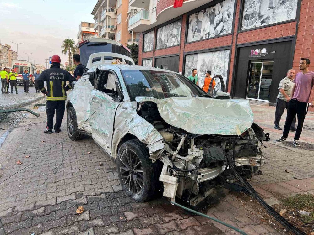 Antalya'da Aşırı Hız ve Alkol Kazası: Ticari Taksiye Çarpıp Aydınlatma Direğini Devirerek Karşı Şeride Savruldu