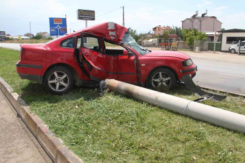 Konya'da refüje çıkıp direğe çarpan otomobil resmen büküldü