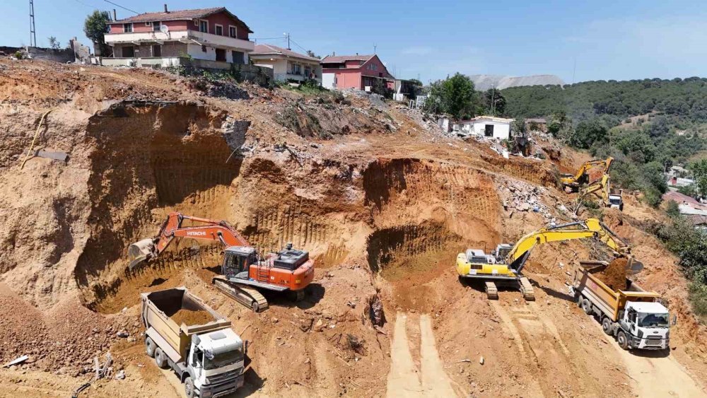 Maden sahasının ortasında kaldılar: Adeta uçurumun kıyısında yaşıyorlar