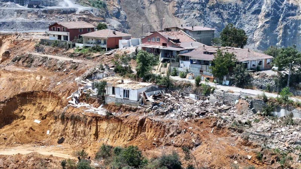 Maden sahasının ortasında kaldılar: Adeta uçurumun kıyısında yaşıyorlar