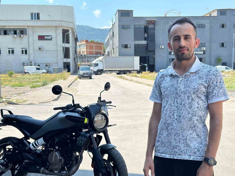 Motosikletli Kahraman, Sokak Köpeğinin Peşine Düştüğü Kadını Kurtardı