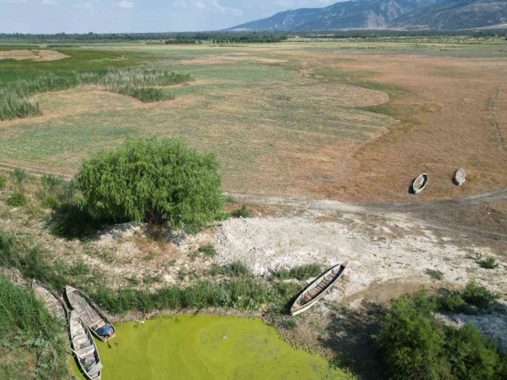 Eber Gölü’nde Kuraklık Tehlikesi: Kayıklar Karaya Oturdu