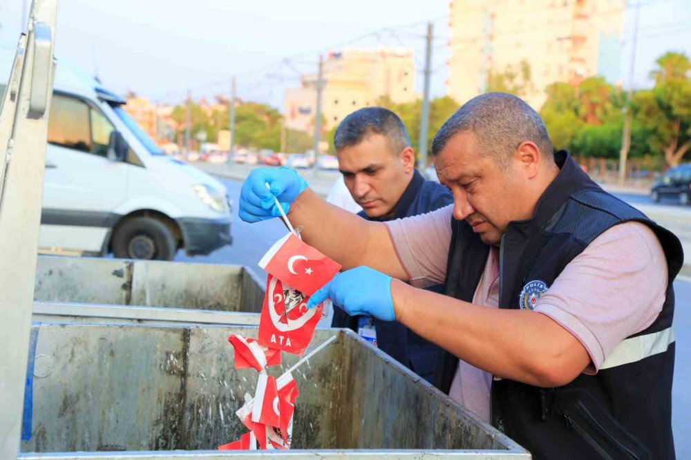 Okul Önündeki Çöp Konteynerinden Çok Sayıda Türk Bayrağı Çıktı