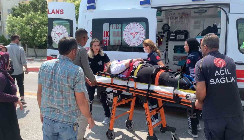 Otomobilin çarptığı kadın savrularak yaralandı