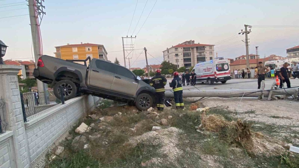 Elektrik direğine çarpan pikap bahçe duvarında asılı kaldı