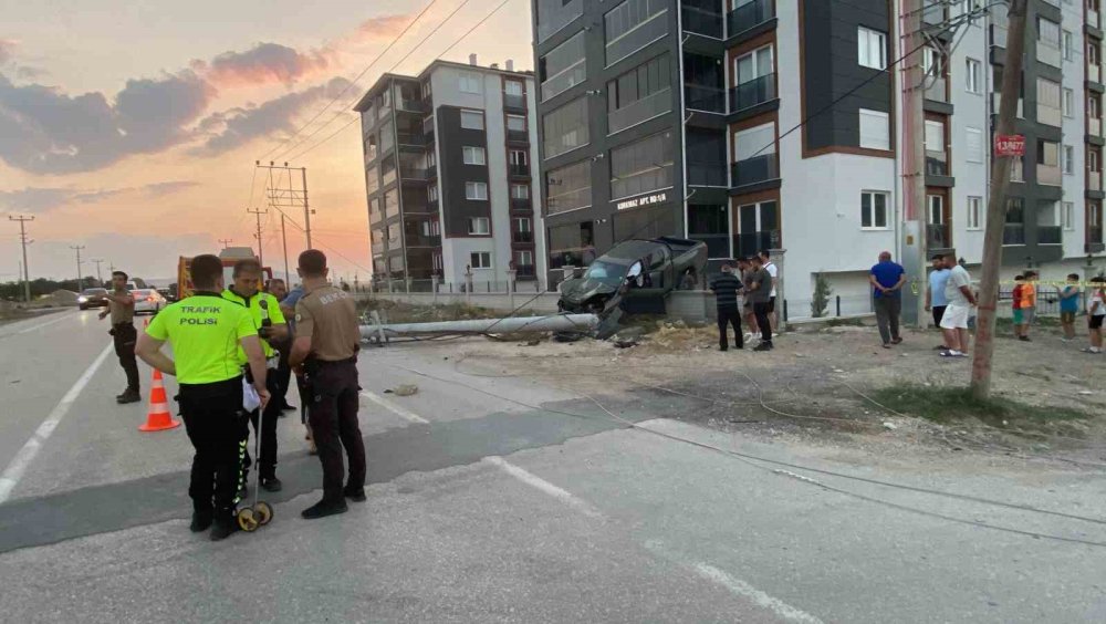 Elektrik direğine çarpan pikap bahçe duvarında asılı kaldı