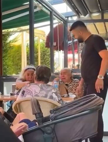 Sıcaktan bunalan kadınlar vantilatör için birbirine girdi