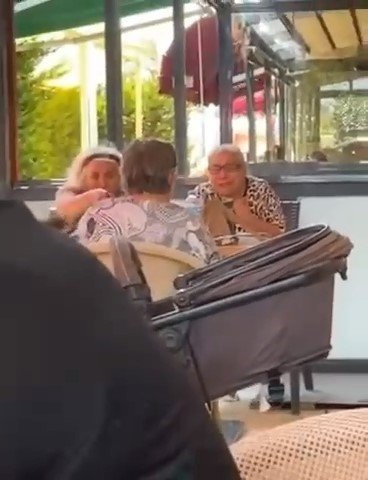 Sıcaktan bunalan kadınlar vantilatör için birbirine girdi