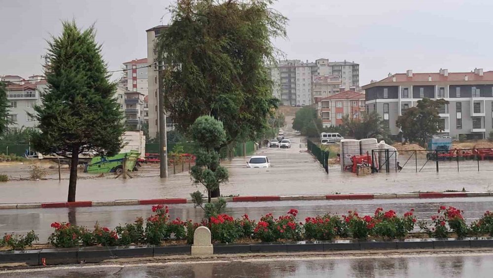 Karaman'da Aniden Başlayan Sağanak Su Baskınlarına Yol Açtı