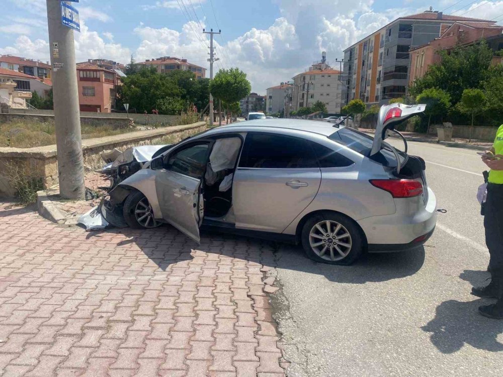 Konya'da Direğe Çarpan Otomobilin Sürücüsü Yaralandı