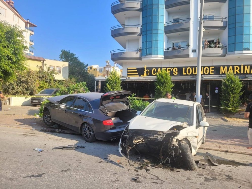 Aracın motorunu yerinden fırlatan kaza: 3 yaralı