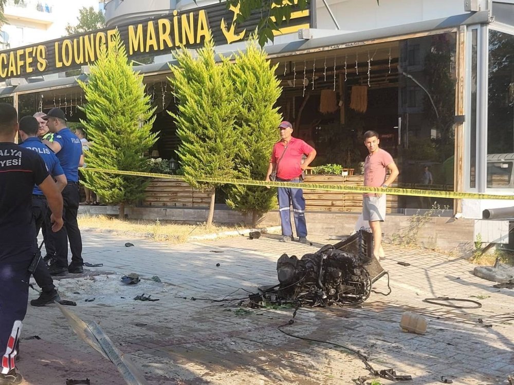 Aracın motorunu yerinden fırlatan kaza: 3 yaralı