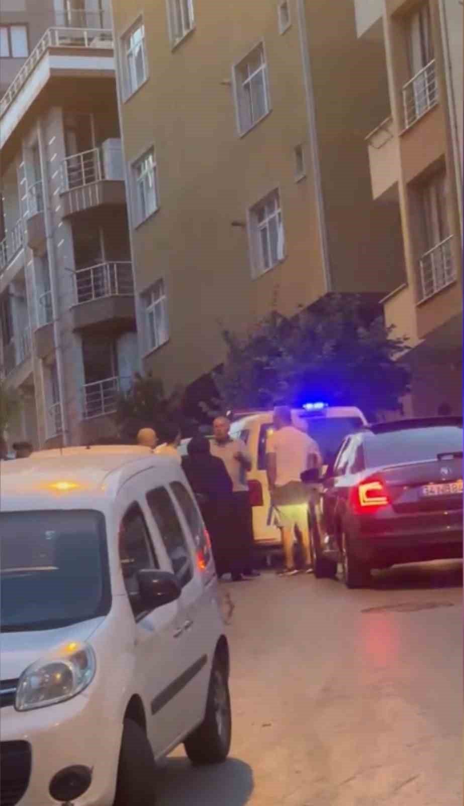 Mini Etek Kavgası: Bıçaklı Saldırı Kamerada
