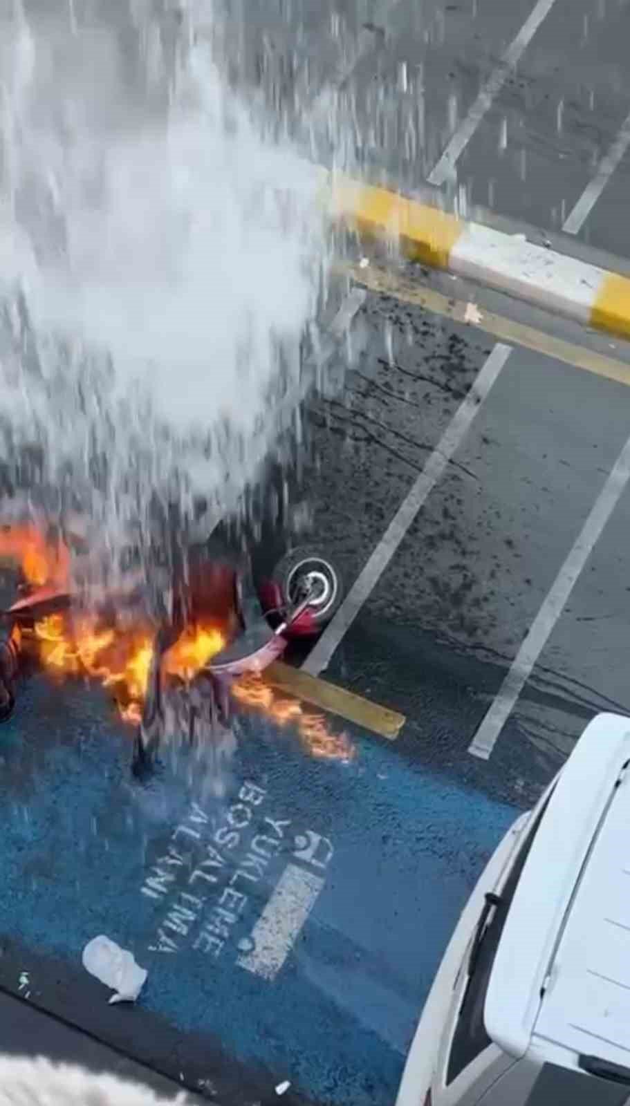 Alev alan motosiklete apartmandan su döktüler