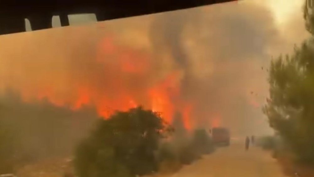 Alevlerin arasında kalmaktan son anda kurtuldular