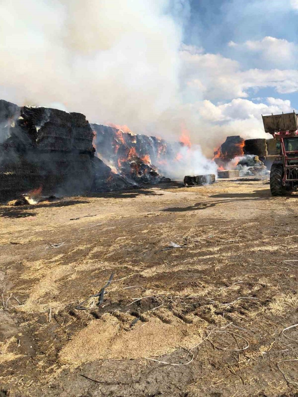 Çiftçilerden toplanan tonlarca balya bir alevle küle döndü