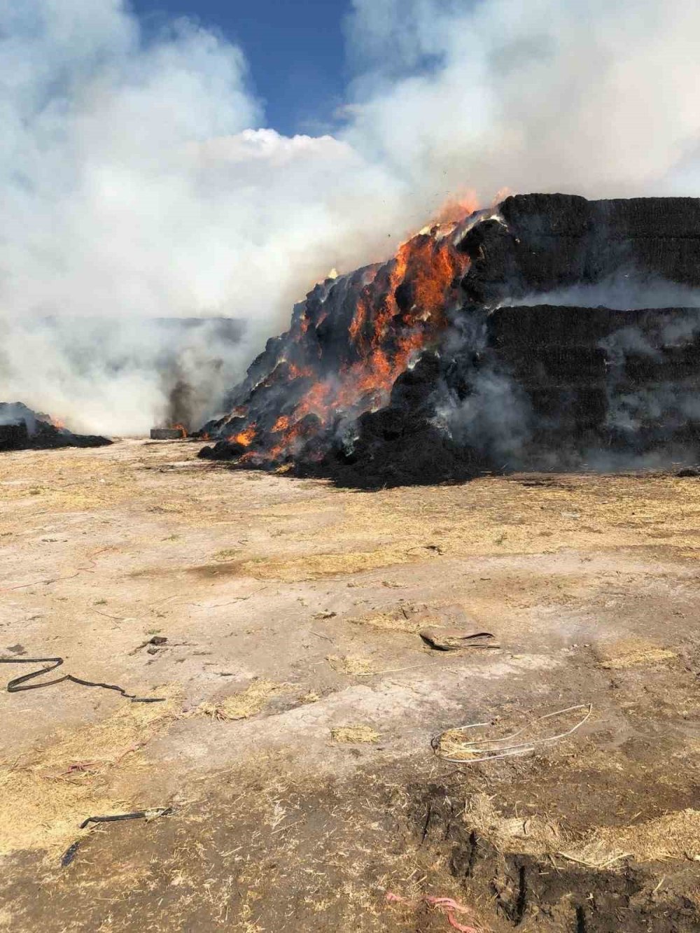Çiftçilerden toplanan tonlarca balya bir alevle küle döndü
