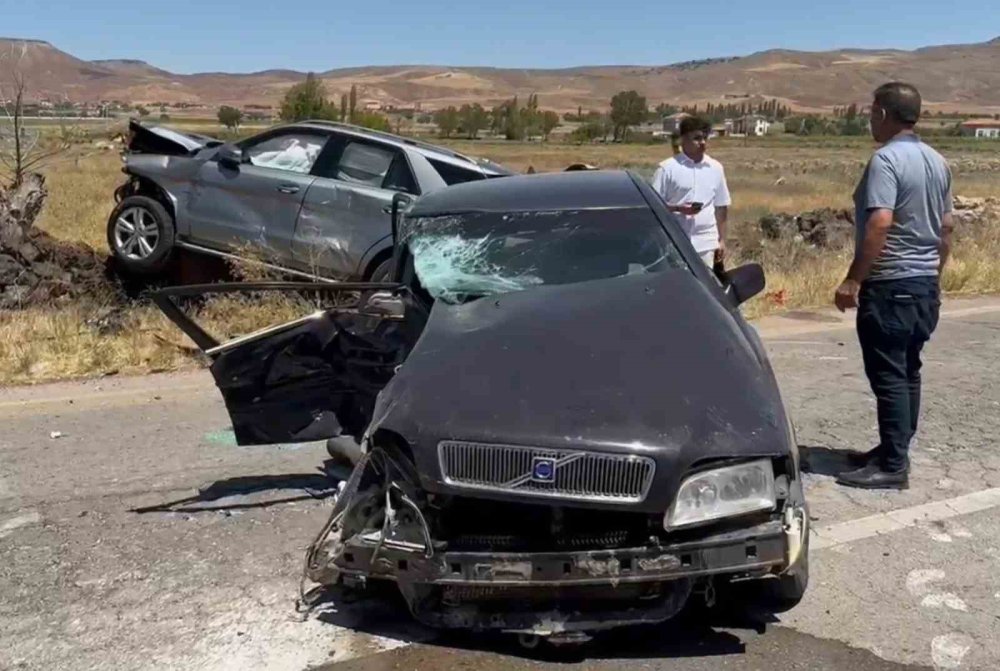 Gurbetçi ailenin bulunduğu cip otomobille kafa kafaya çarpıştı: 1'i ağır 4 yaralı