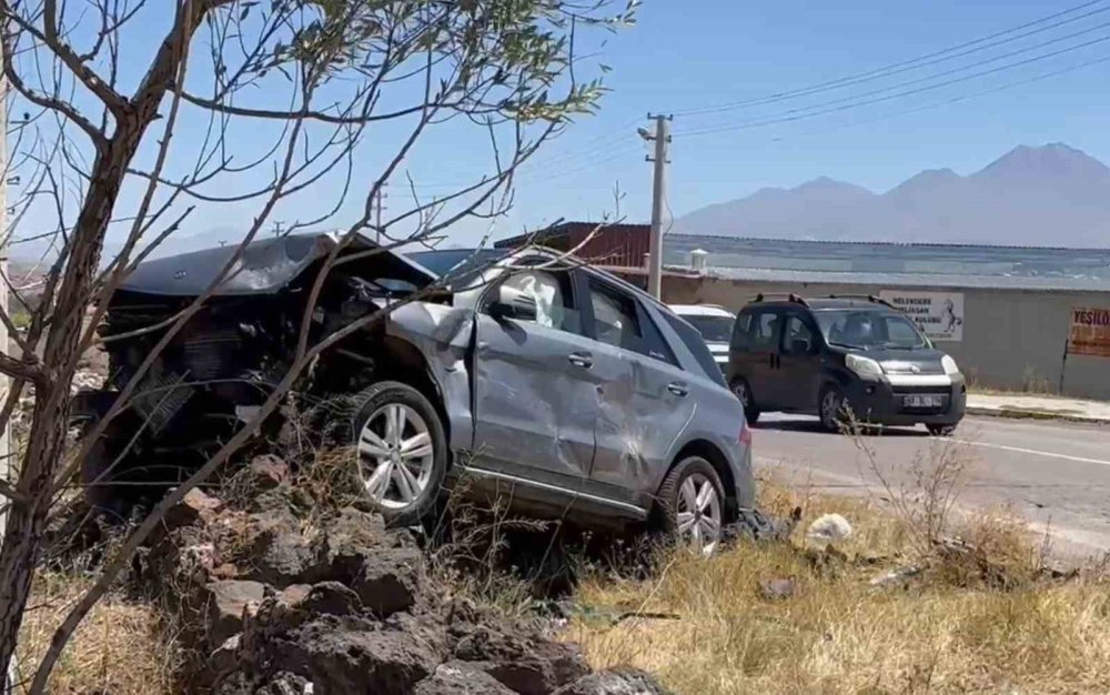 Gurbetçi ailenin bulunduğu cip otomobille kafa kafaya çarpıştı: 1'i ağır 4 yaralı