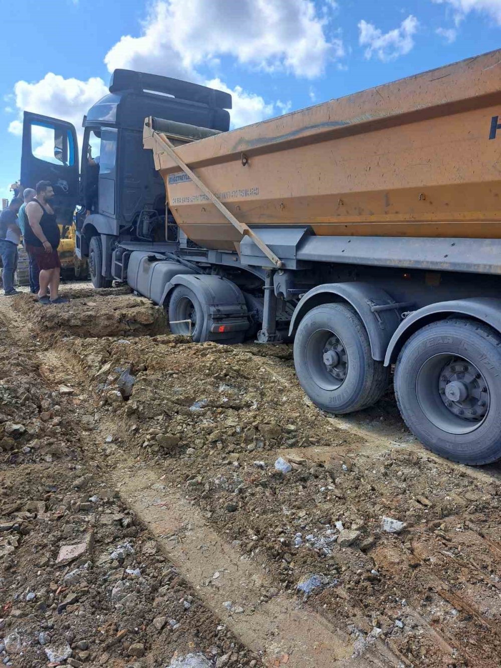 Döküm sahasında tekrar toprak kaydı, hafriyat kamyonu asılı kaldı