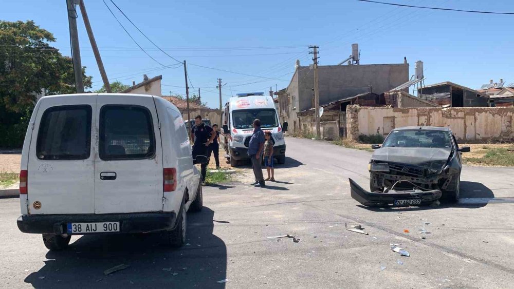 Karaman'da Trafik Kazası: Hafif Ticari Araç ve Otomobil Çarpıştı, 1 Kişi Yaralandı