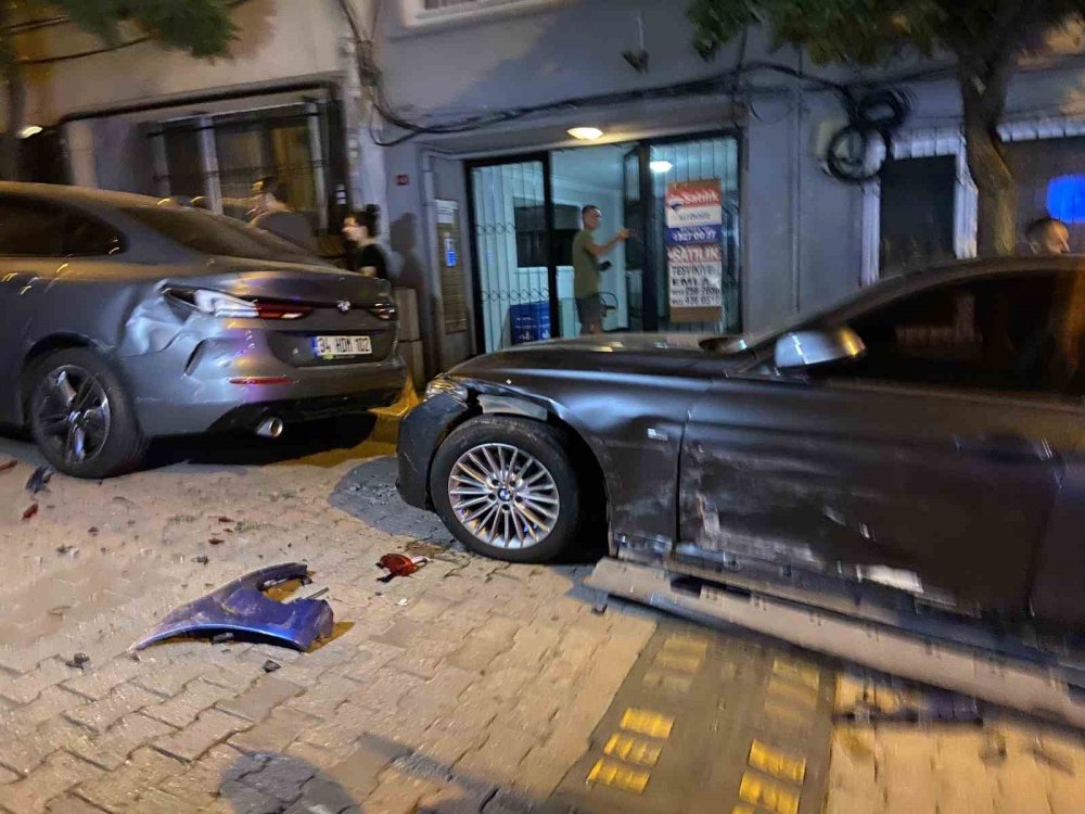 Park halindeki araçlara çarpan otomobil takla attı: O anlar kamerada