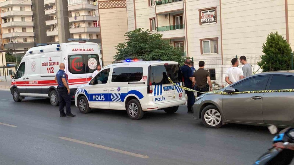 Şüpheli ölüm: Kaldırımda bıçaklanmış halde bulundu