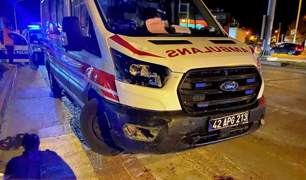 Ehliyetsiz motosikletli hasta taşıyan ambulansla çarpıştı