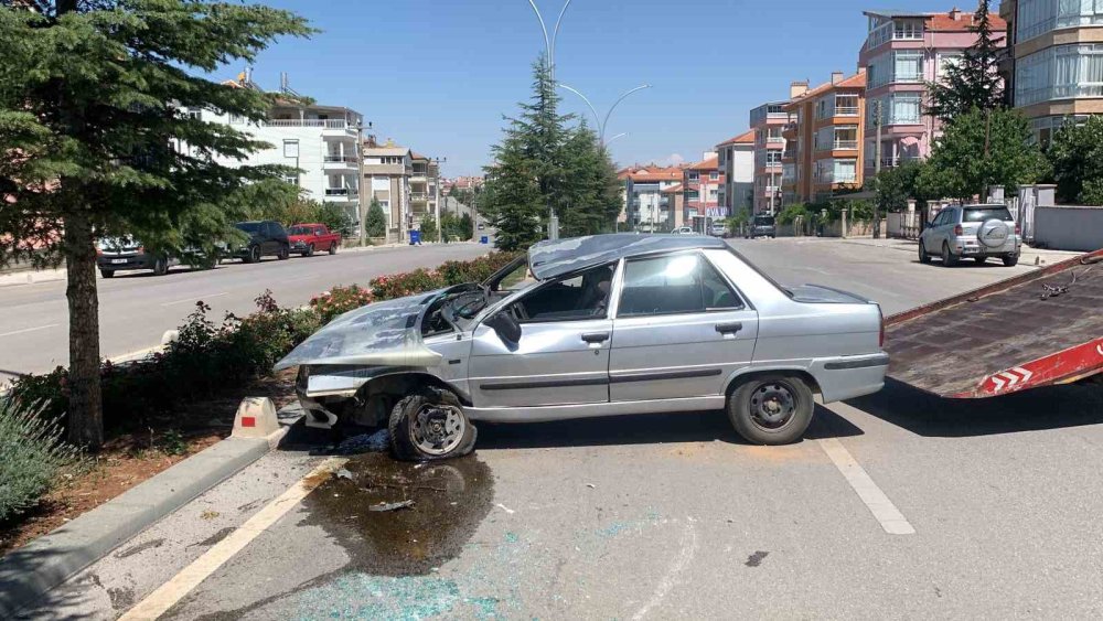 Ters Dönen Otomobilin Sürücüsü Vatandaşların Yardımıyla Kurtarıldı