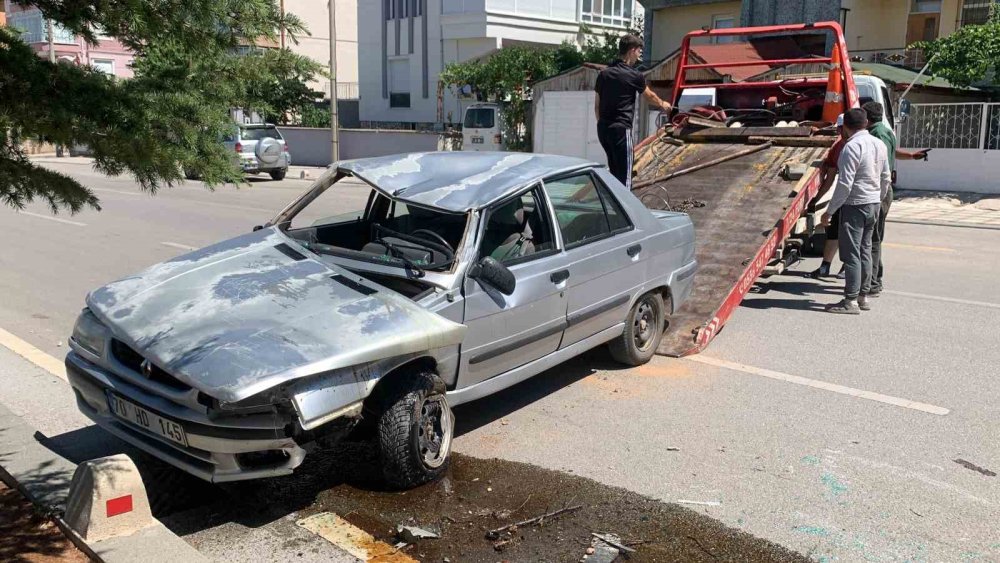 Ters Dönen Otomobilin Sürücüsü Vatandaşların Yardımıyla Kurtarıldı