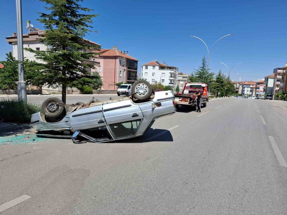 Ters Dönen Otomobilin Sürücüsü Vatandaşların Yardımıyla Kurtarıldı