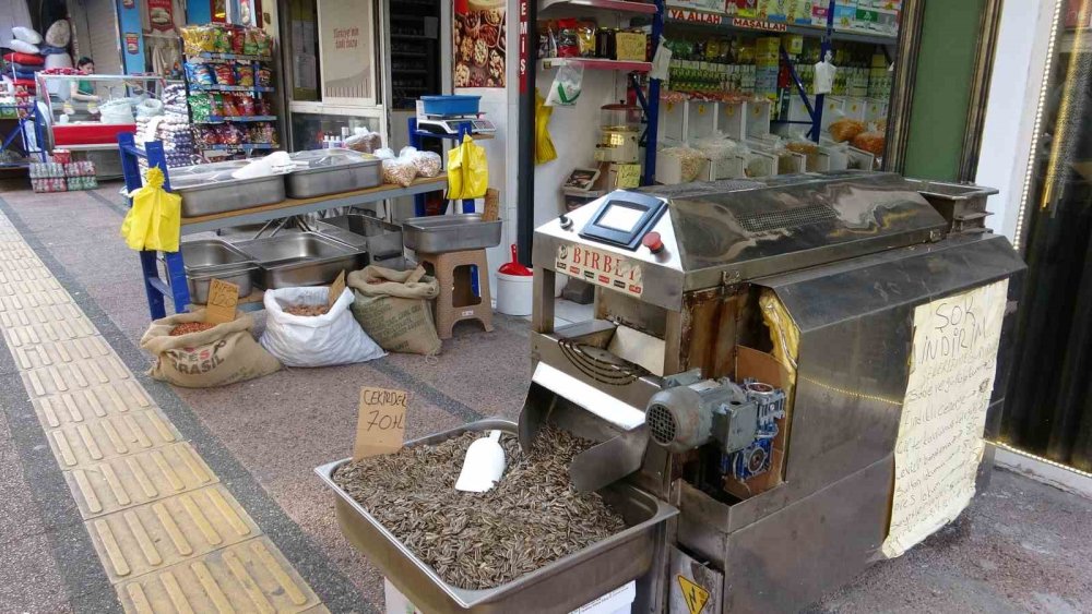 Garip olay kamerada: Kadın tüm tezgahları dağıtıp kaçtı