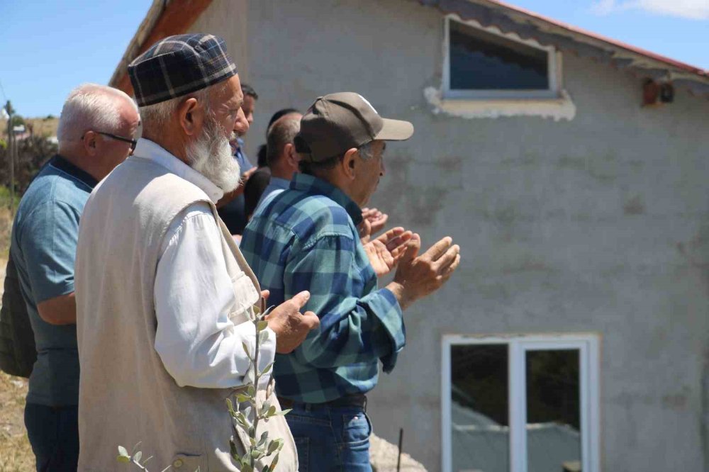 Sular altında kalan mezarlığa uzaktan dua okuyorlar