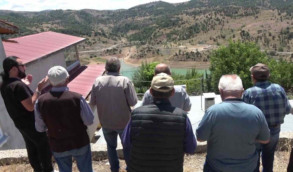 Sular altında kalan mezarlığa uzaktan dua okuyorlar