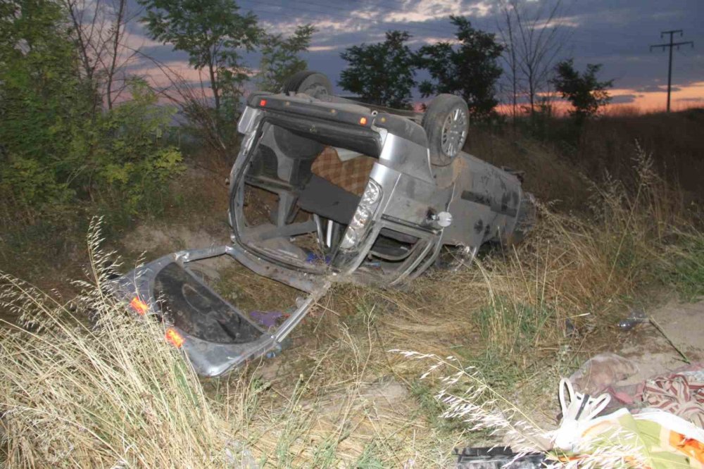 Beyşehir'de hafif ticari araç devrildi: 6 yaralı