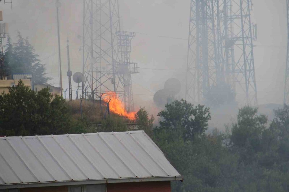 Konya’da yerleşim merkezindeki otluk yangını korkuttu