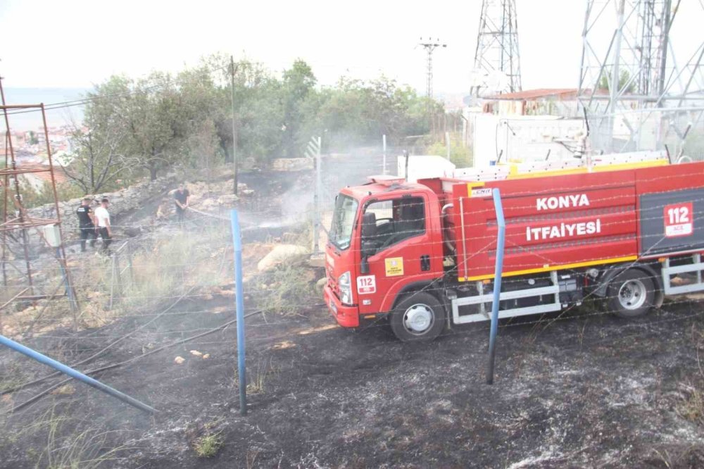 Konya’da yerleşim merkezindeki otluk yangını korkuttu