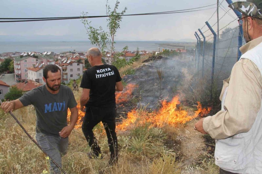 Konya’da yerleşim merkezindeki otluk yangını korkuttu