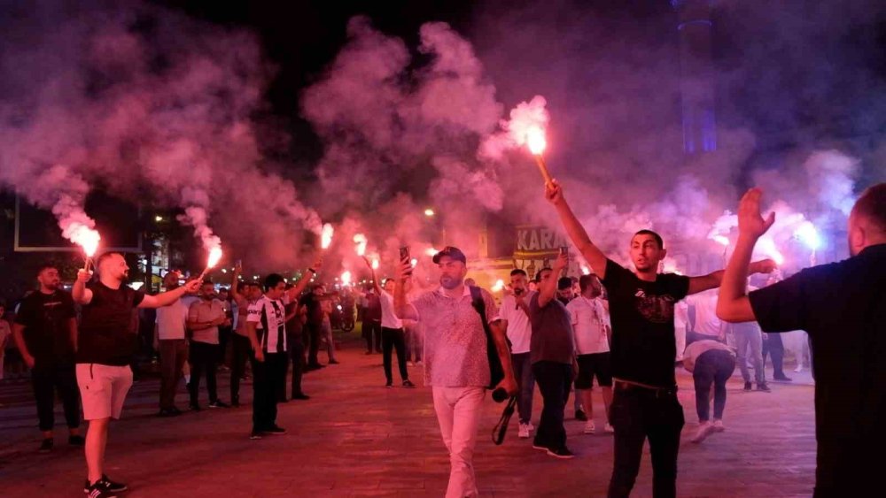 Karaman Futbol Kulübü'nde Yönetim Krizi: Taraftarlardan Meşaleli Protesto