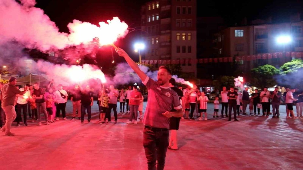 Karaman Futbol Kulübü'nde Yönetim Krizi: Taraftarlardan Meşaleli Protesto