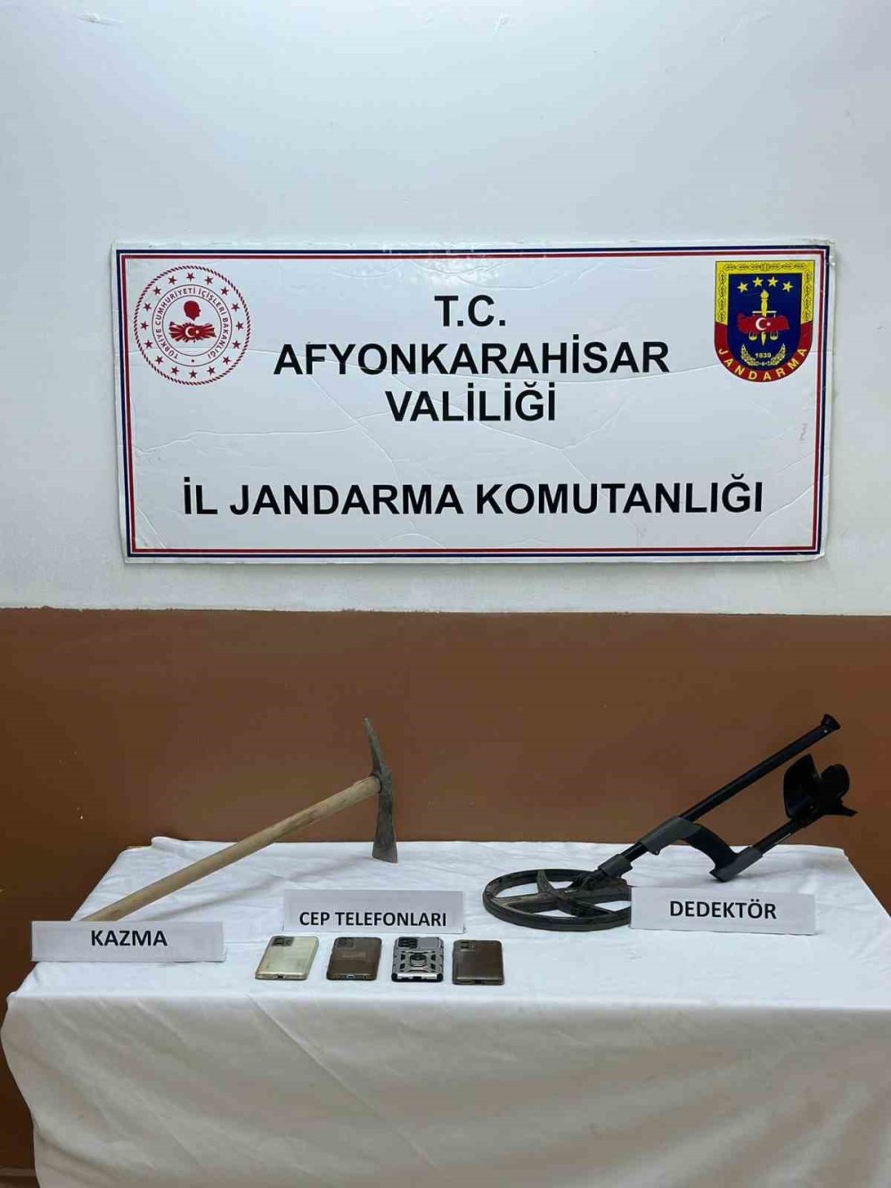 Dedektör ve kazma ile define arayan 4 kişiye suçüstü