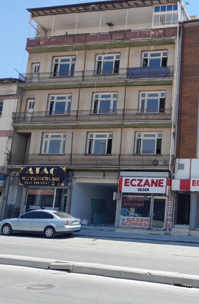 Deprem etkisi yaratarak 4 katlı binayı yıktı