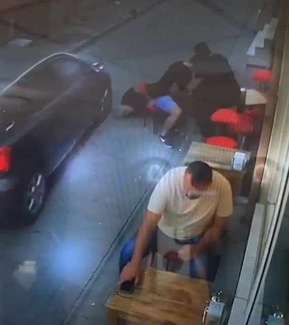 Fenalaşıp yere düşen adamın üzerinden otomobil geçti: İnanılmaz kaza kamerada