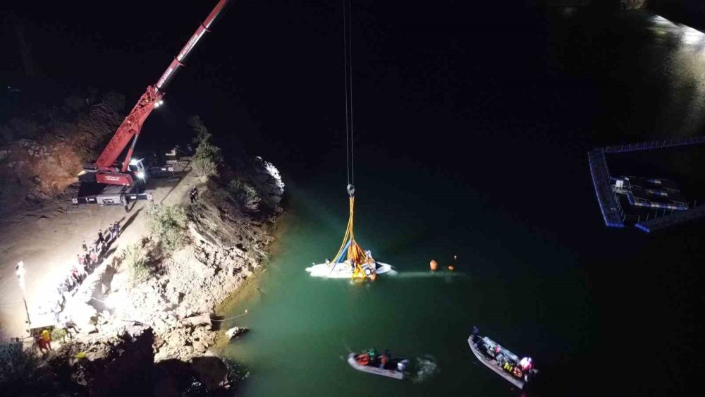 Gökdere Barajı'na düşen yangın söndürme helikopterinin enkazı çıkarıldı